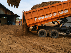 dump truck pengangkut material jasa pengurugan tanah